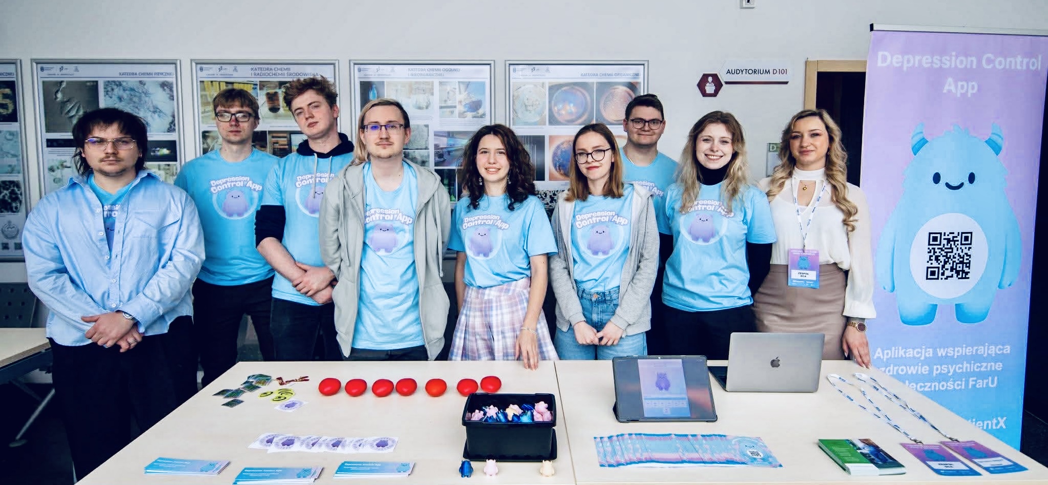 Zespół Depression Control App przy stoisku projektu
